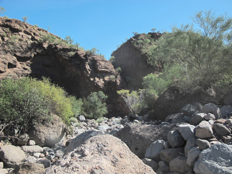 rocas tirados en el arroyo