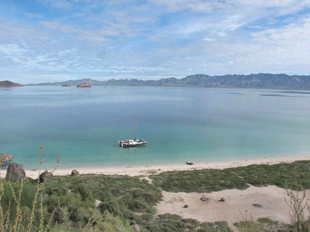 Vista de la lancha y la playa desde la cima de Isla Coyote