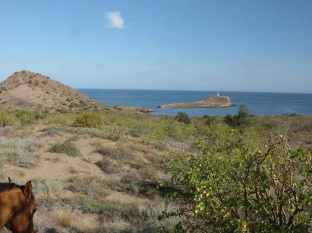 Vista a través de las dunas hacia Mulegé