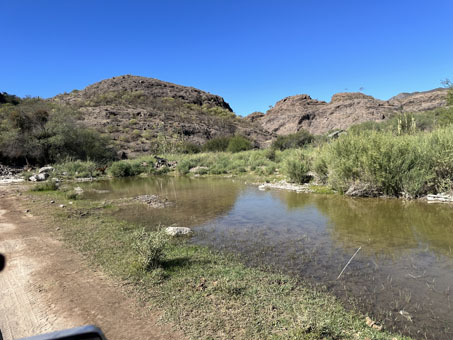 Tinajas al lado del camino en el arroyo