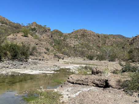 agua en el arroyo que cruza el camino