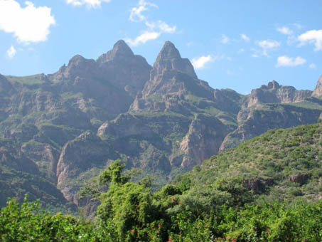 Vista de la Sierra La Giganta y sus pendientes escarpados