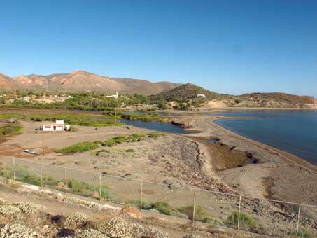 La playa en la boca del rio Mulege