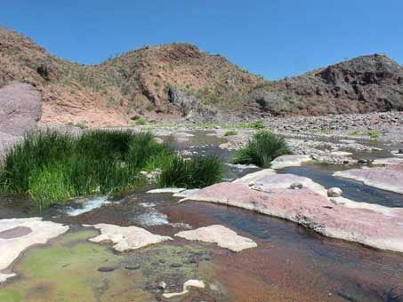 tinajas en el arroyo