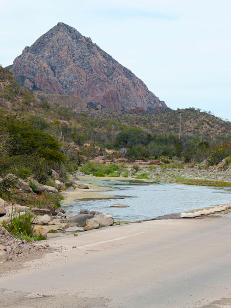 Arroyo cruzando la carretera